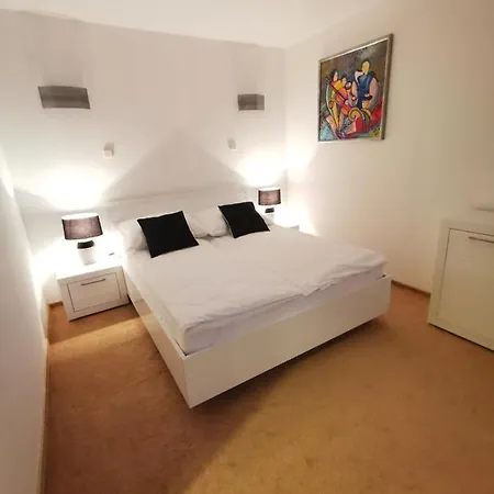 Uroczy Apartament Przy Deptaku Z Parkingiem. Polanica-Zdroj Exterior photo