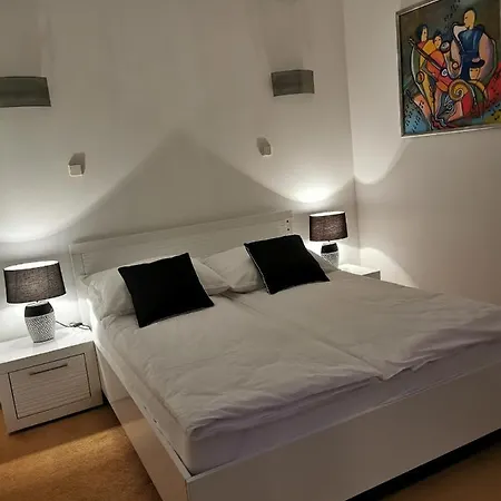Uroczy Apartament Przy Deptaku Z Parkingiem. Polanica-Zdroj Exterior photo